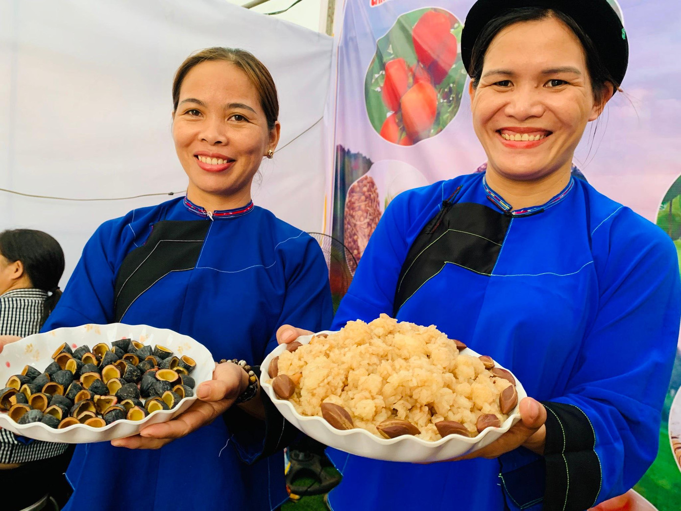 Người Tày, Nùng hãnh diện giới thiệu món xôi trám quê hương. Ảnh: Duy Chiến