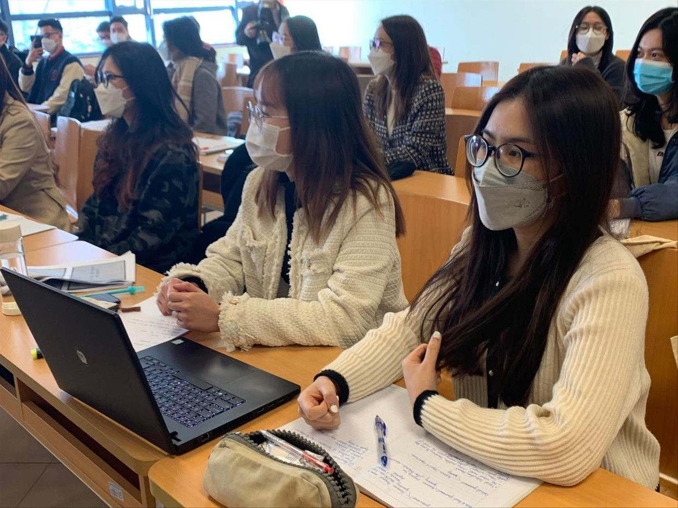 Sinh viên trường ĐH Kinh tế Quốc dân trong buổi học trực tiếp sáng qua sau thời gian dài học trực tuyến Ảnh: Nghiêm Huê Sinh viên trường ĐH Kinh tế Quốc dân trong buổi học trực tiếp sáng qua sau thời gian dài học trực tuyến Ảnh: Nghiêm Huê