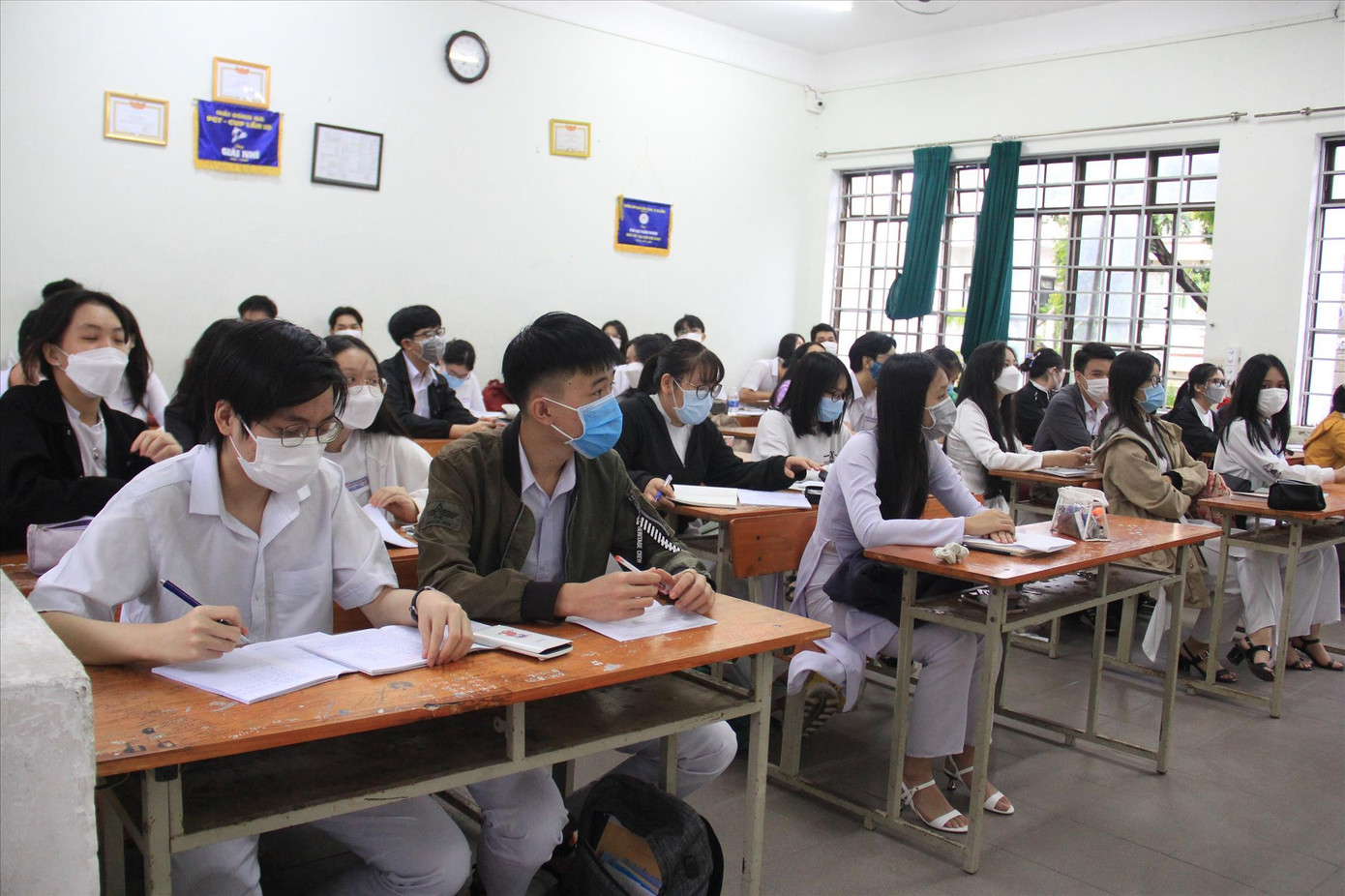 Buổi học đầu tiên của học sinh một lớp 12 tại Đà Nẵng sau hơn nửa năm ở nhà do dịch COVID-19 Ảnh: Thanh Trần