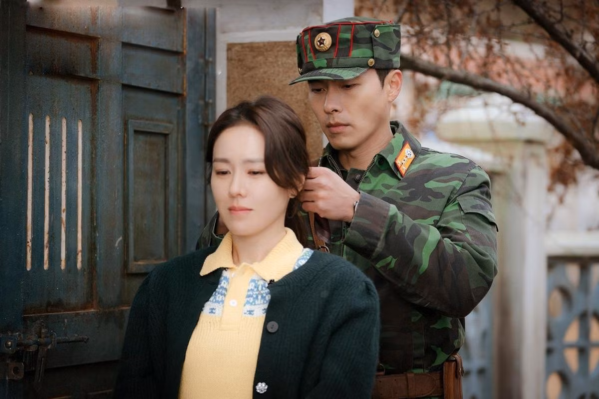 Cảnh Hyun Bin buộc tóc cho Son Ye Jin trong phim “Hạ cánh nơi anh” được nhiều khán giả khen lãng mạn, ngọt ngào Cảnh Hyun Bin buộc tóc cho Son Ye Jin trong phim “Hạ cánh nơi anh” được nhiều khán giả khen lãng mạn, ngọt ngào