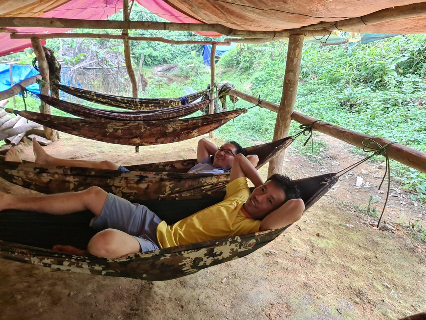 Phóng viên Tiền Phong và đồng nghiệp mắc võng ngủ lại ở khe Tà Vạt. Ảnh: Nguyễn Cường Phóng viên Tiền Phong và đồng nghiệp mắc võng ngủ lại ở khe Tà Vạt. Ảnh: Nguyễn Cường