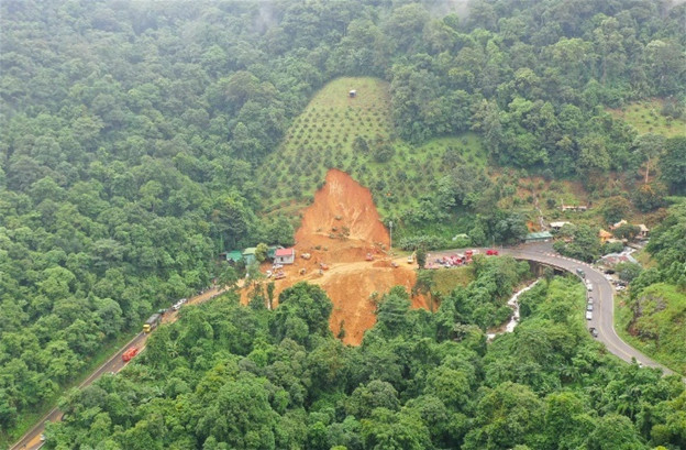 Sạt lở đất tại đèo Bảo Lộc, Lâm Đồng.