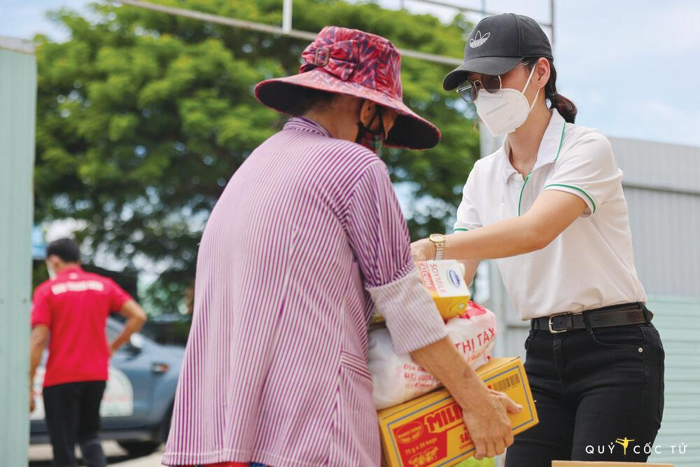 Nhóm “Áo ấm biên cương” tặng quà cho hộ dân khó khăn, F0, và người bị cách ly Nhóm “Áo ấm biên cương” tặng quà cho hộ dân khó khăn, F0, và người bị cách ly