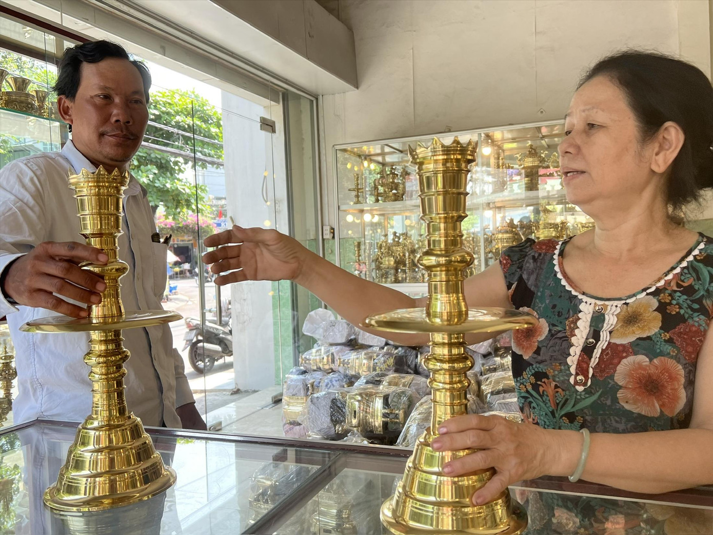 Bà Phạm Thị Liên, chủ lò đúc lư đồng Ba Cồ tìm cách làm những sản phẩm tinh xảo hơn để duy trì nghề truyền thống