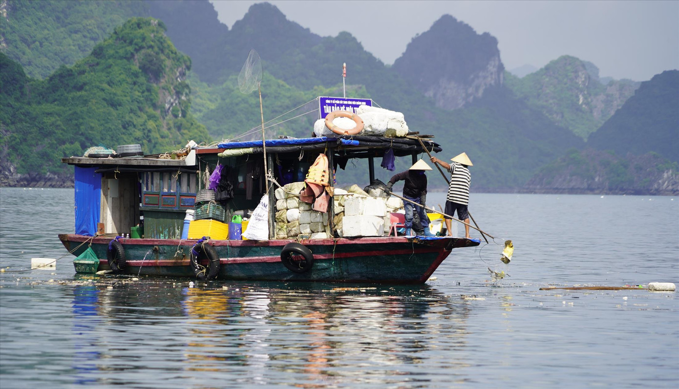 Vịnh Hạ Long “ngộp thở” vì rác trong sự cố môi trường đầu năm 2023. Ảnh: Hoàng Dương