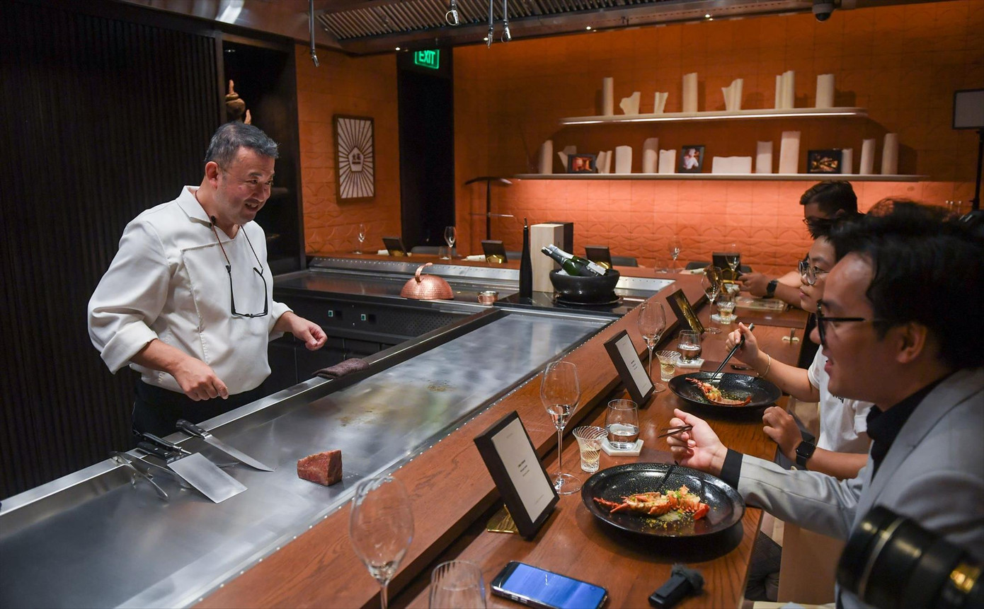 Nhà hàng Nhật Bản Hibana by Koki được gắn 1 sao Michelin ở Hà Nội với không gian ấm cúng, phục vụ tối đa 28 khách hàng