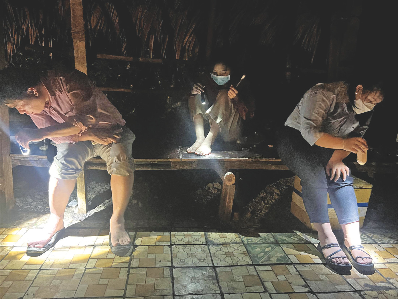 Theo chân những người “lấy thân làm mồi cho muỗi” Ảnh: U.P Theo chân những người “lấy thân làm mồi cho muỗi” Ảnh: U.P