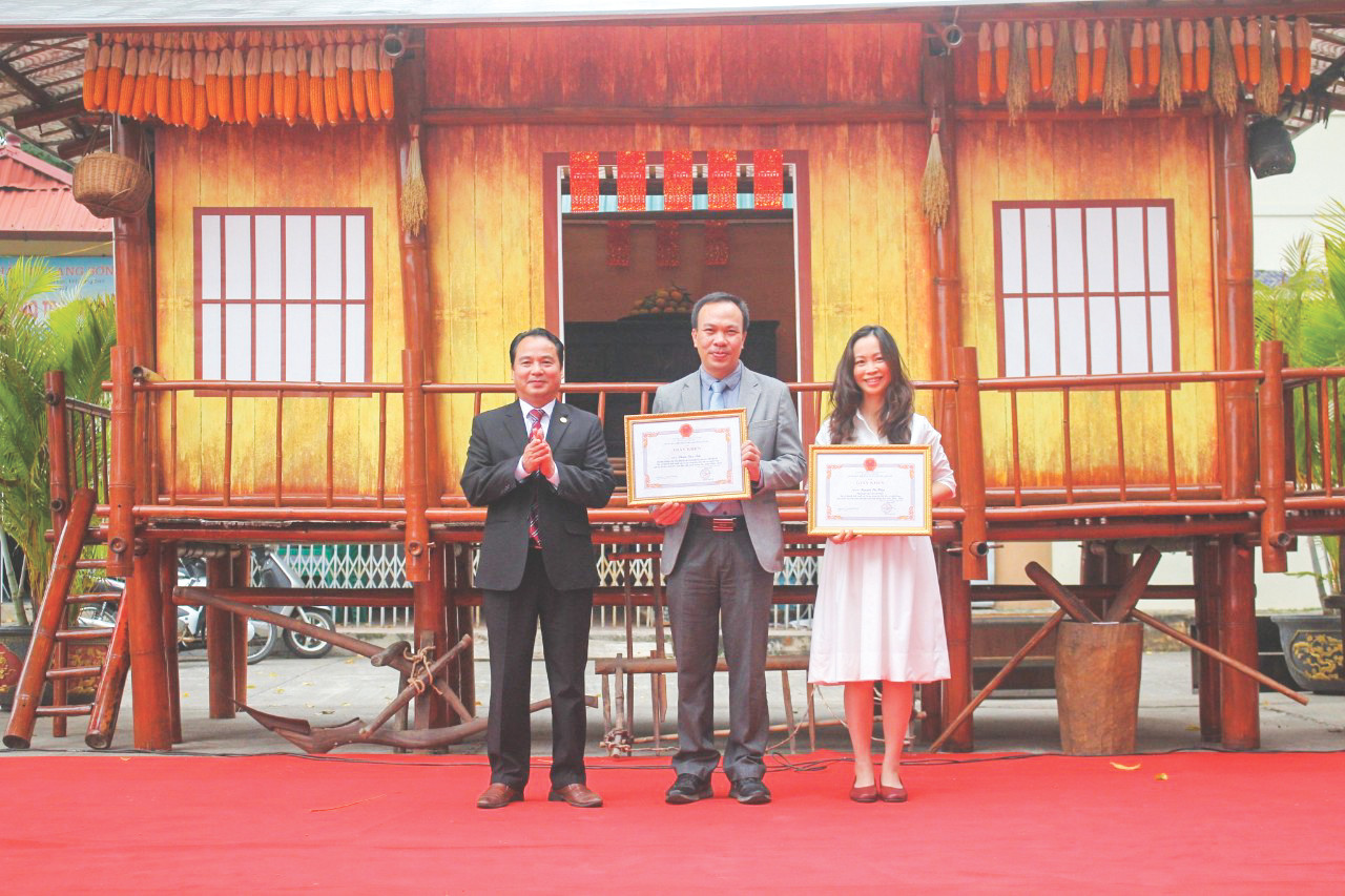 Hai nhà khoa học Phạm Văn Ánh, Nguyễn Thị Hiệp nhận Giấy khen của Sở VH-TT &amp;DL Lạng Sơn Ảnh: Duy Chiến.
