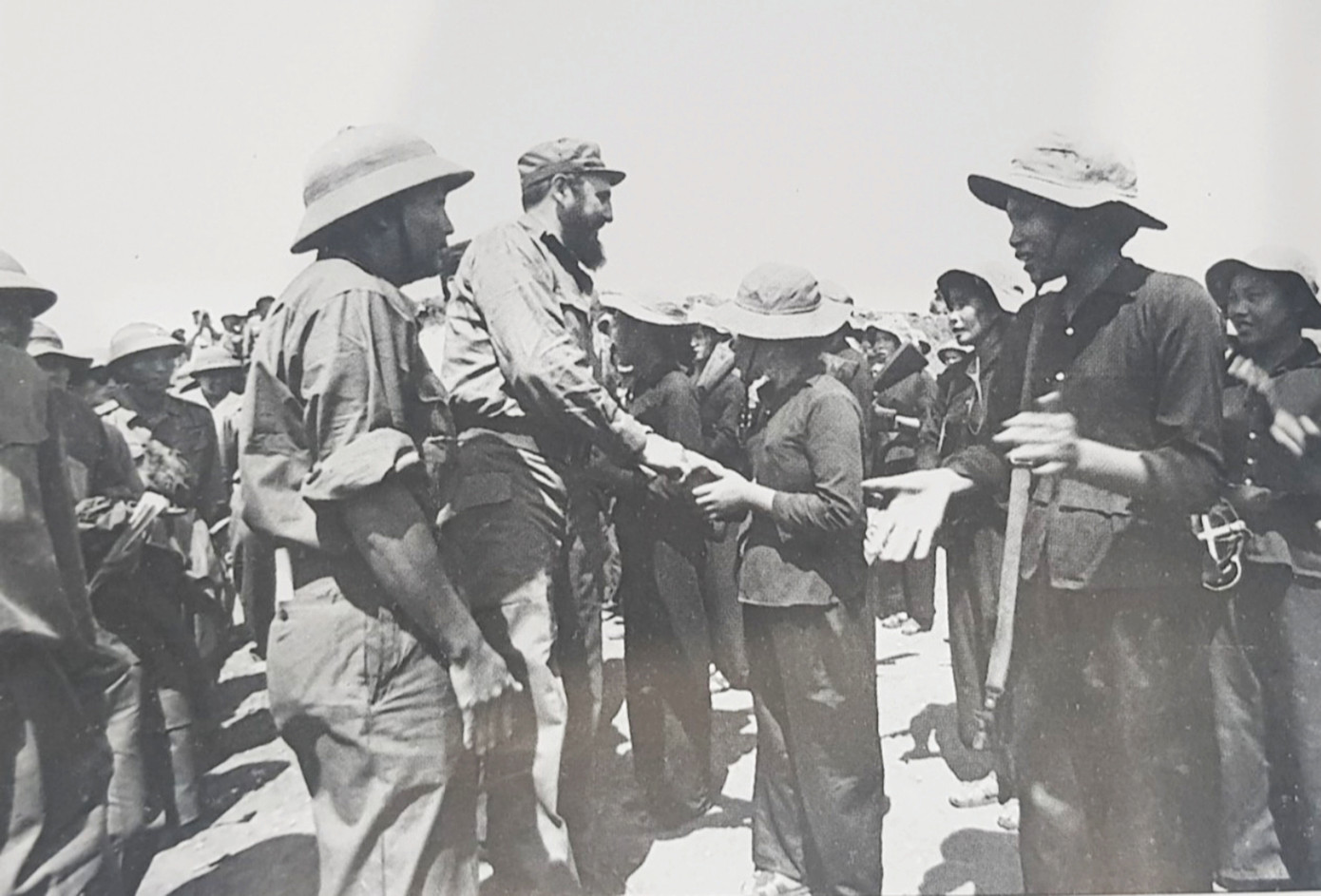 Chủ tịch Cuba Fidel Castro bắt tay chúc mừng nữ du kích tiêu biểu Hoàng Thị Chẫm ở căn cứ Dốc Miếu, huyện Gio Linh ẢNH: Sĩ Sô. Chủ tịch Cuba Fidel Castro bắt tay chúc mừng nữ du kích tiêu biểu Hoàng Thị Chẫm ở căn cứ Dốc Miếu, huyện Gio Linh ẢNH: Sĩ Sô.