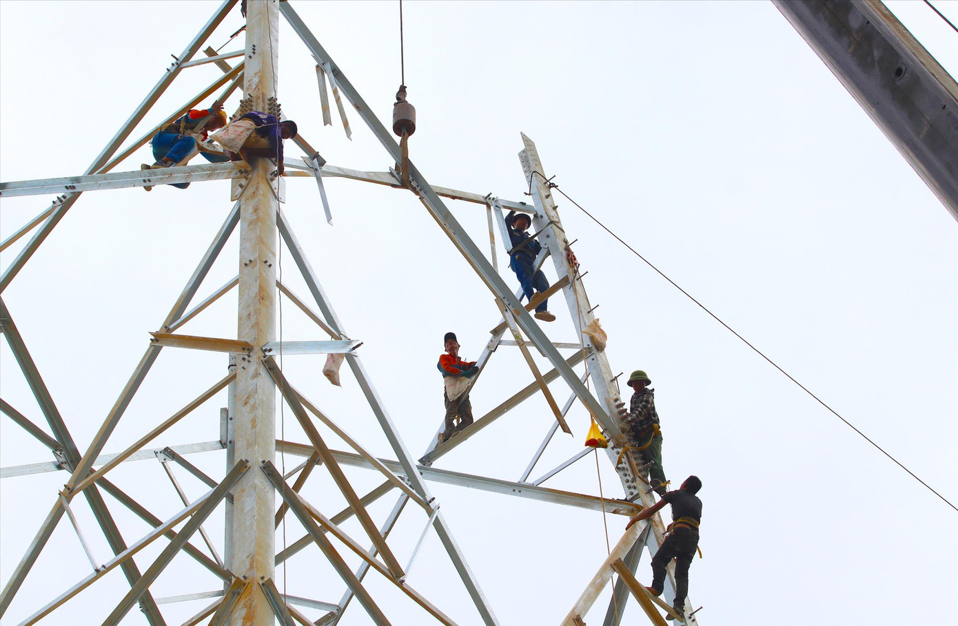 Công nhân vất vả mệt nhọc khi phải làm việc trên cao, trong thời tiết khắc nghiệt, oi bức