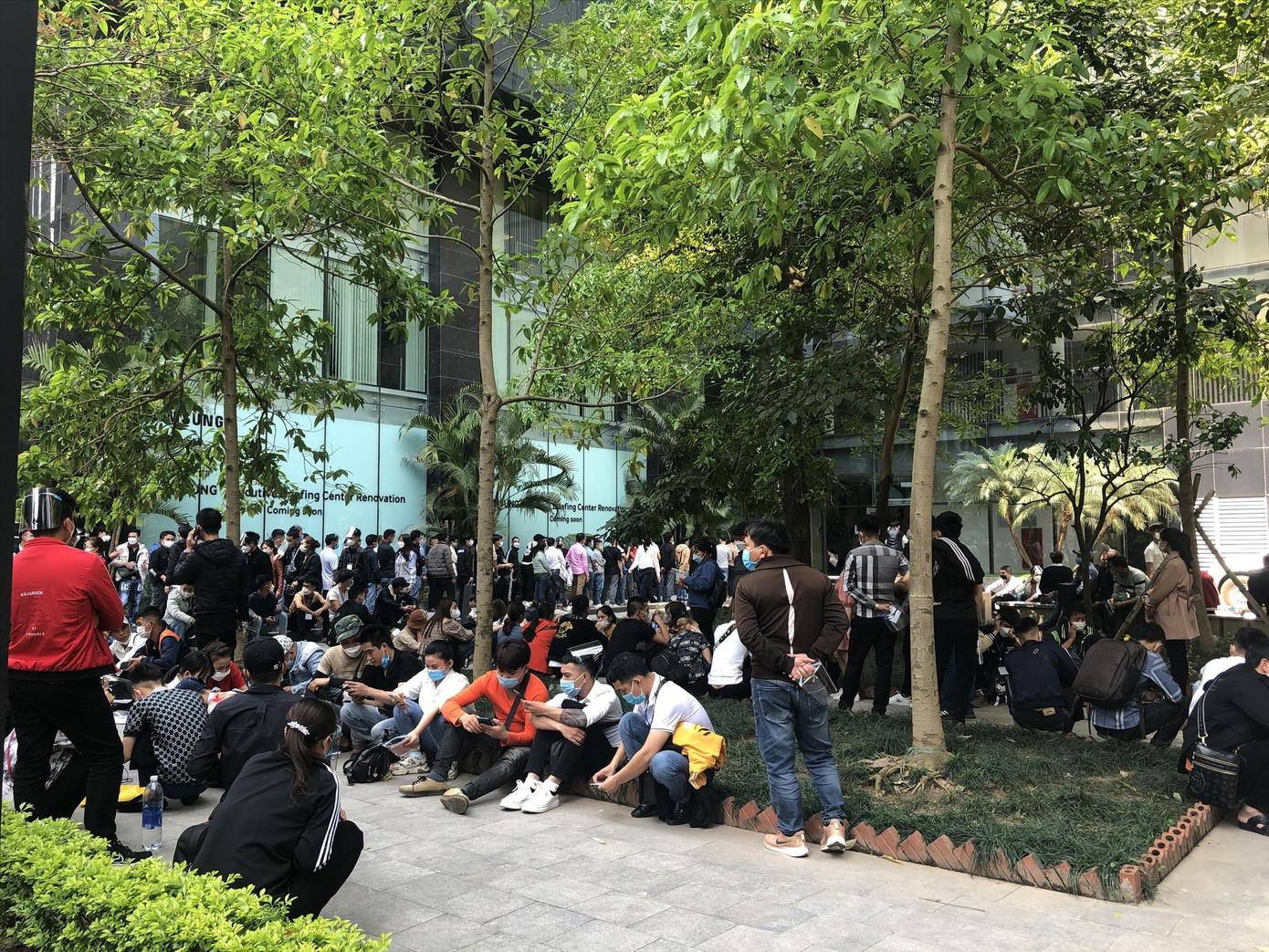 Lao động xếp hàng dài chờ làm thủ tục xin cấp visa tại Văn phòng Kinh tế và Văn hóa Đài Bắc vào đầu tháng 4/2022. Ảnh: Đức Chánh Lao động xếp hàng dài chờ làm thủ tục xin cấp visa tại Văn phòng Kinh tế và Văn hóa Đài Bắc vào đầu tháng 4/2022. Ảnh: Đức Chánh