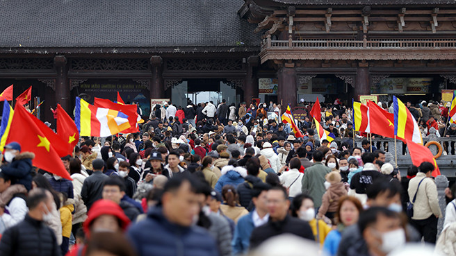 Người dân chen chúc, xếp hàng ở chùa Tam Chúc trong dịp đầu xuân Ảnh: HOÀNG MẠNH THẮNG