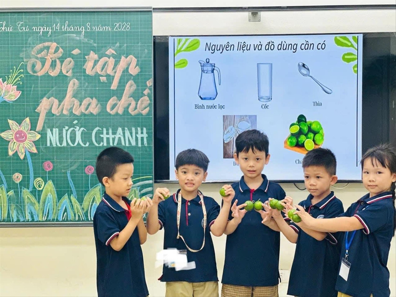 Học sinh Trường tiểu học Đống Đa (Hà Nội) trong một giờ học ứng dụng cách pha nước chanh Học sinh Trường tiểu học Đống Đa (Hà Nội) trong một giờ học ứng dụng cách pha nước chanh