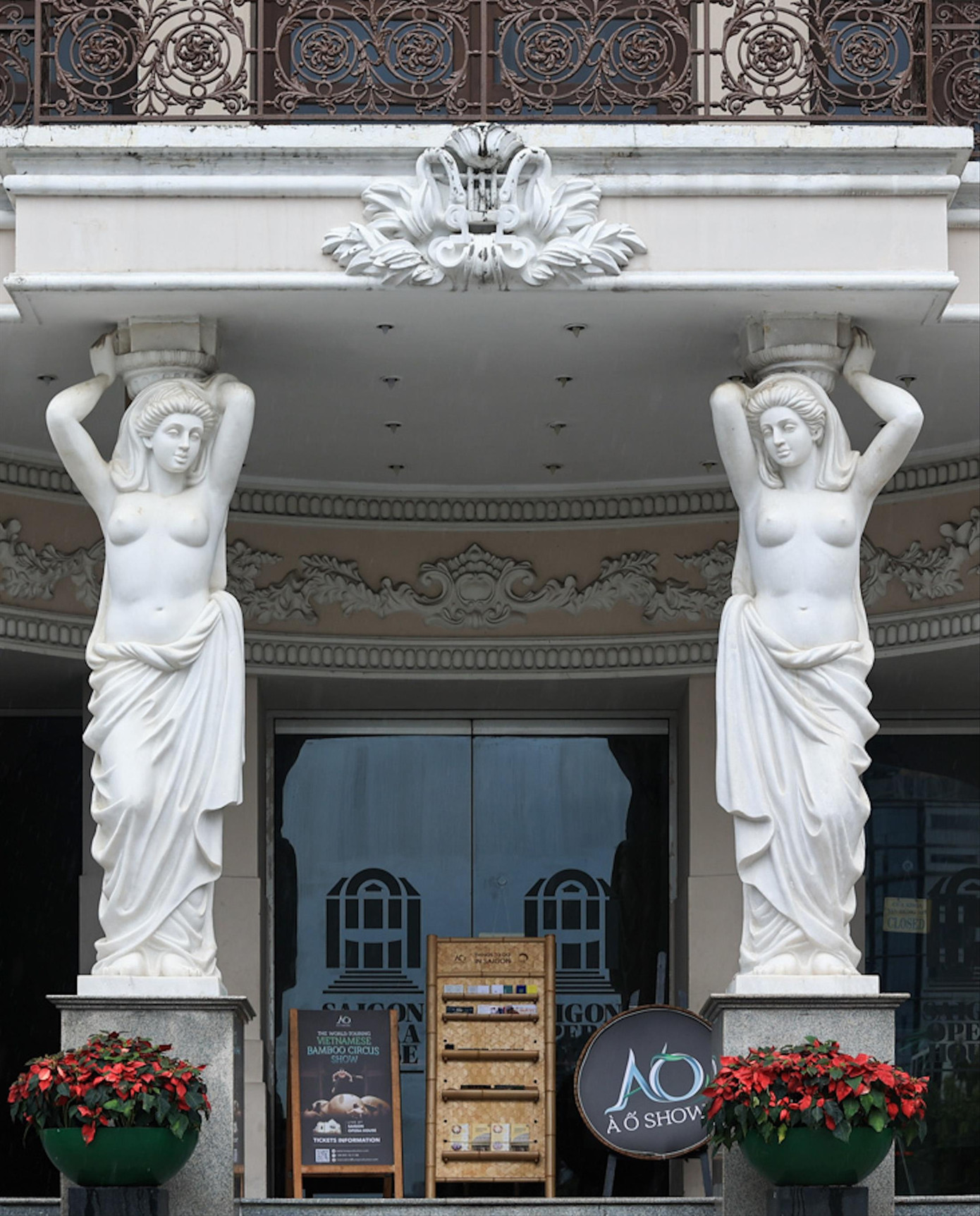 Nữ thần tại tiền sảnh Nhà hát