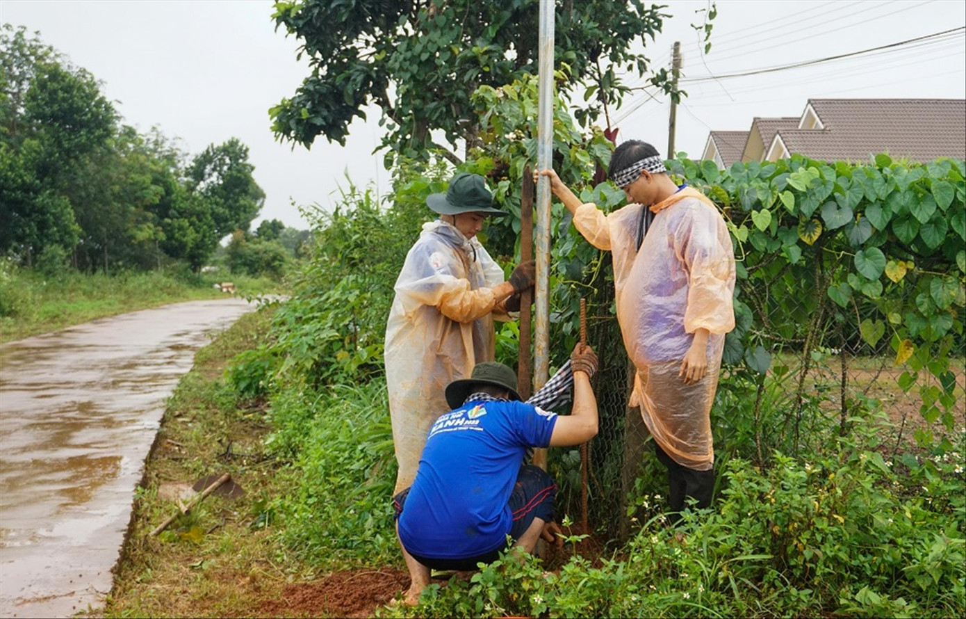 Bất chấp mưa gió, các sinh viên tình nguyện nỗ lực hoàn thiện hệ thống thắp sáng đường làng Bất chấp mưa gió, các sinh viên tình nguyện nỗ lực hoàn thiện hệ thống thắp sáng đường làng