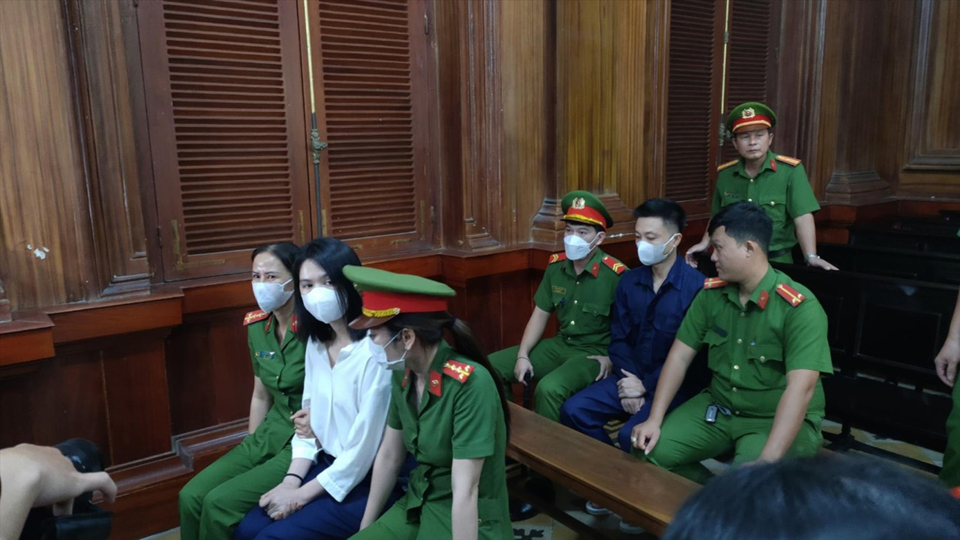 Hai bị cáo Trần Thị Ngọc Trinh và Trần Xuân Đông tại phiên tòa Ảnh: PV