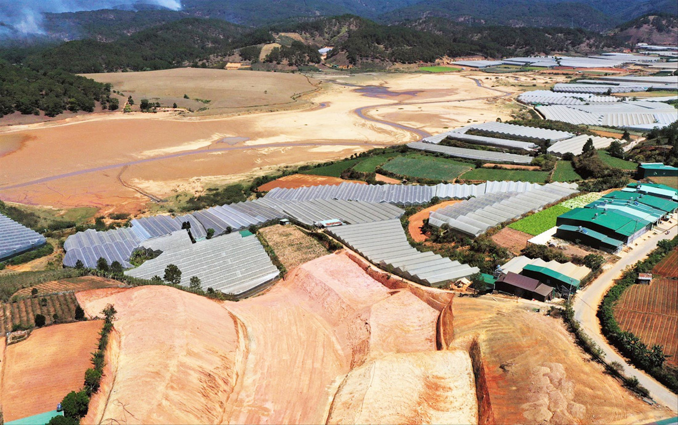 Lòng hồ Đan Kia bị bồi lắng do việc canh tác nông nghiệp quanh hồ Lòng hồ Đan Kia bị bồi lắng do việc canh tác nông nghiệp quanh hồ