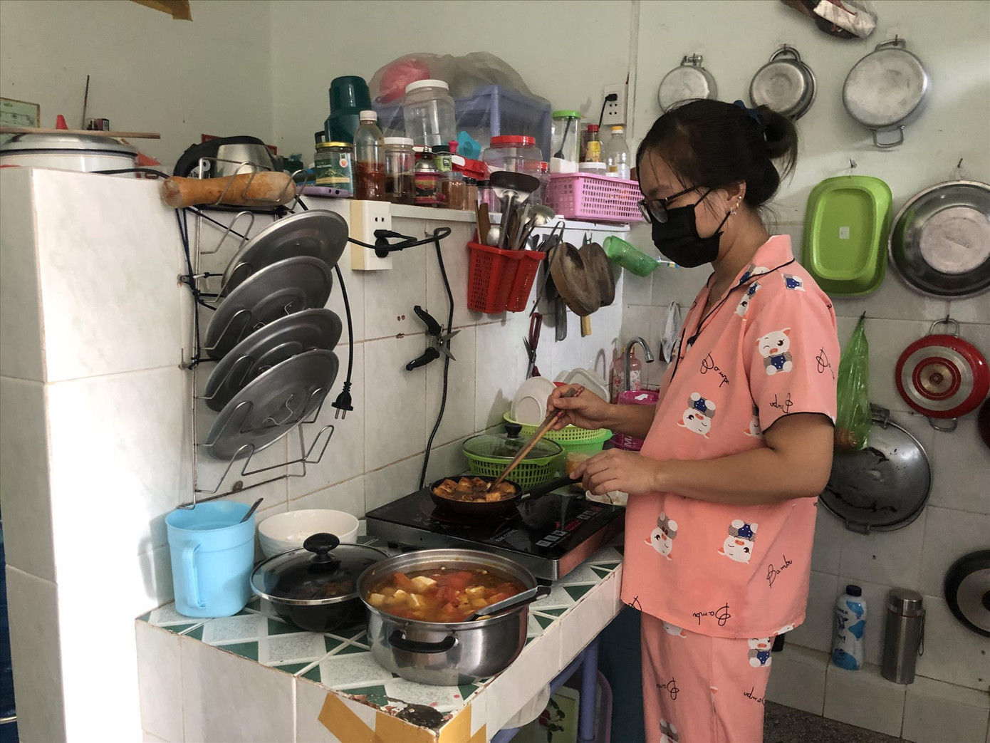 Nữ công nhân Nguyễn Kim Lắm gắng bám phố để lo cho con