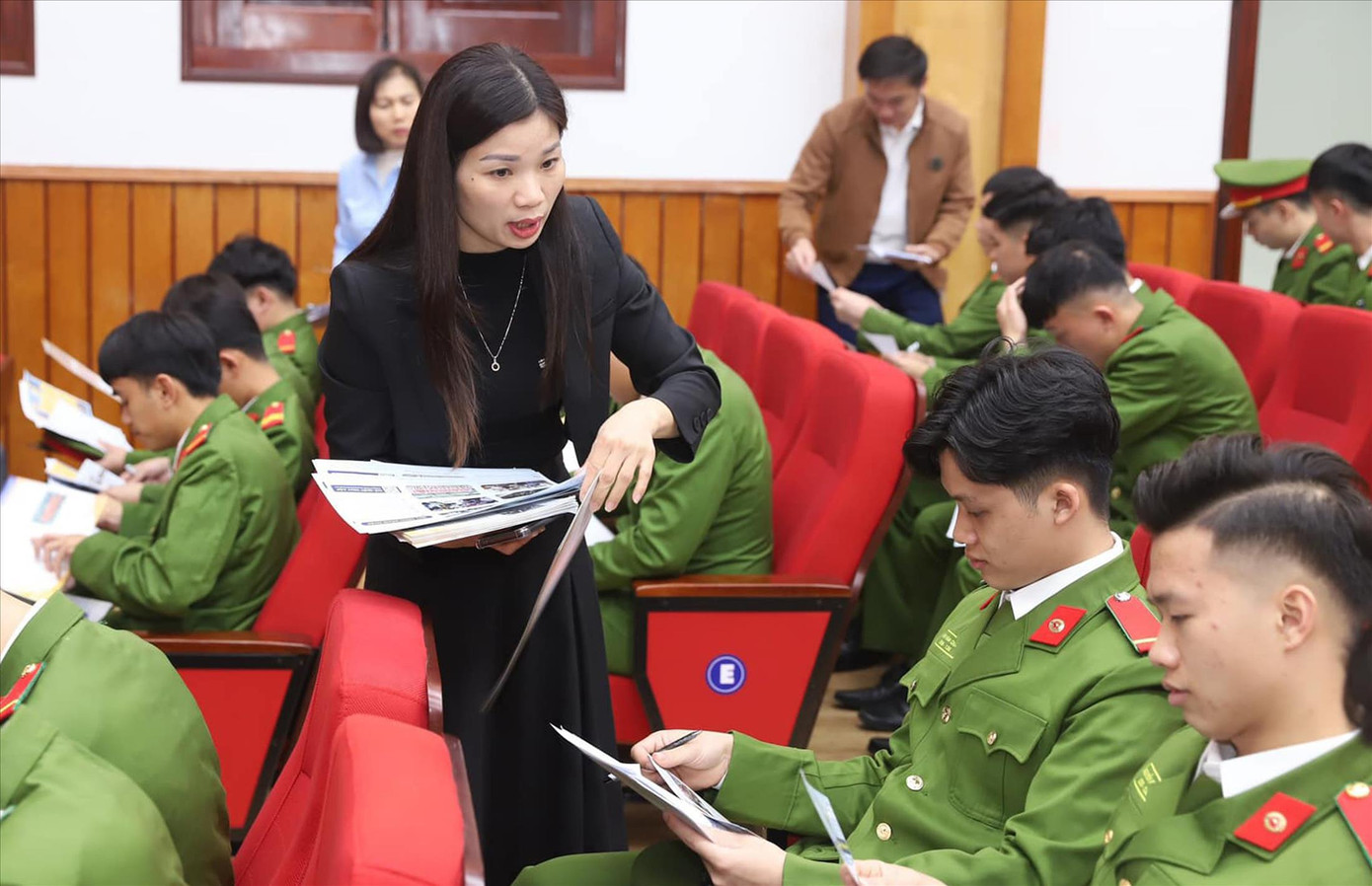 Các hạ sĩ quan, chiến sĩ nghĩa vụ được phát tài liệu nghiên cứu trước khi nghe tư vấn Các hạ sĩ quan, chiến sĩ nghĩa vụ được phát tài liệu nghiên cứu trước khi nghe tư vấn