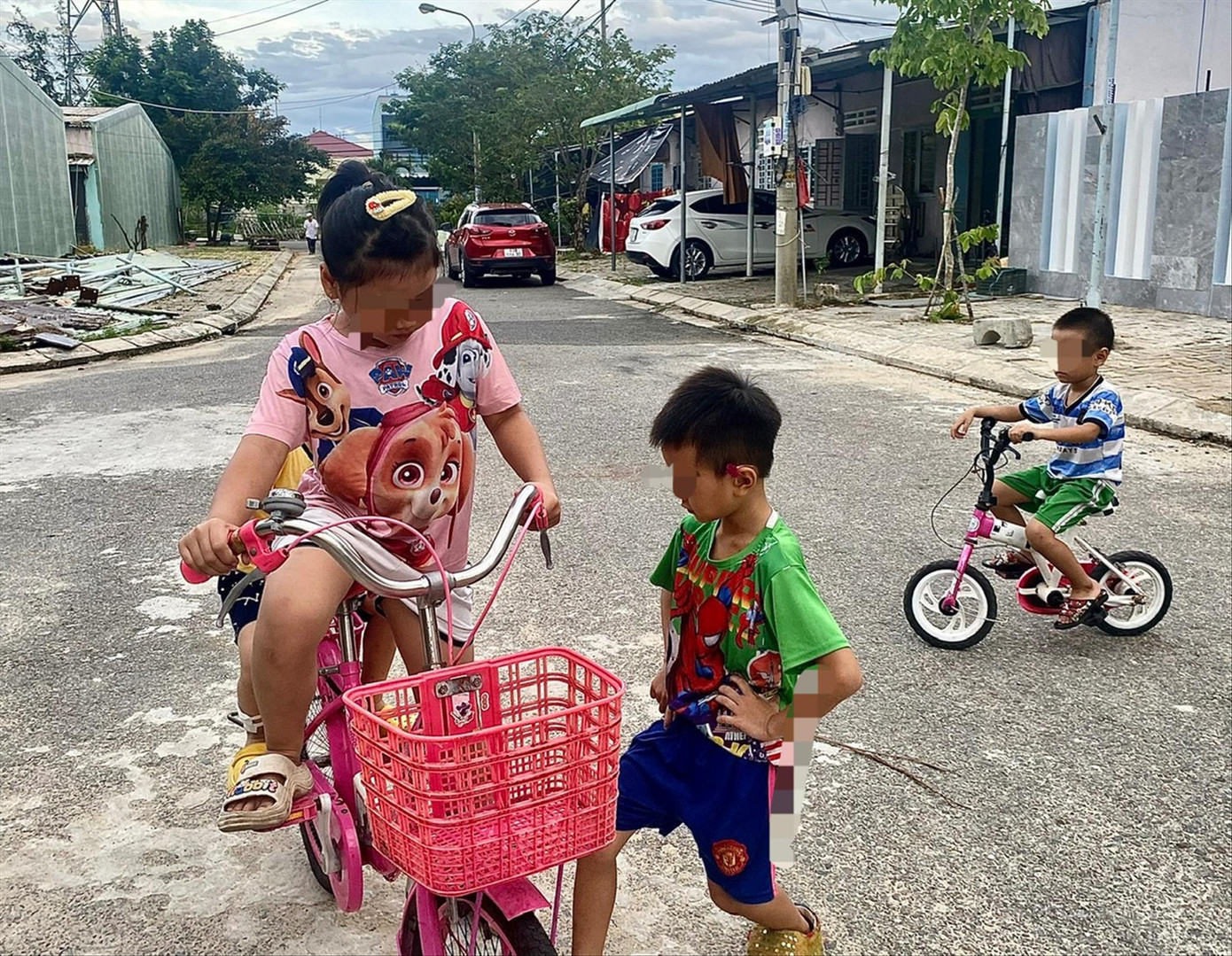 Xa khu làng biệt lập dưới chân đèo, các em nhỏ hoà nhập với cộng đồng, mở mang tầm mắt Ảnh: Thanh Trần