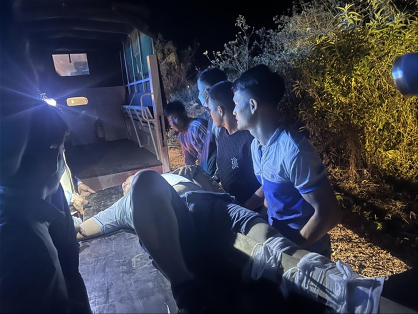 Đêm 3/2, các nạn nhân bị thương được sơ cứu, đưa đi cấp cứu Đêm 3/2, các nạn nhân bị thương được sơ cứu, đưa đi cấp cứu