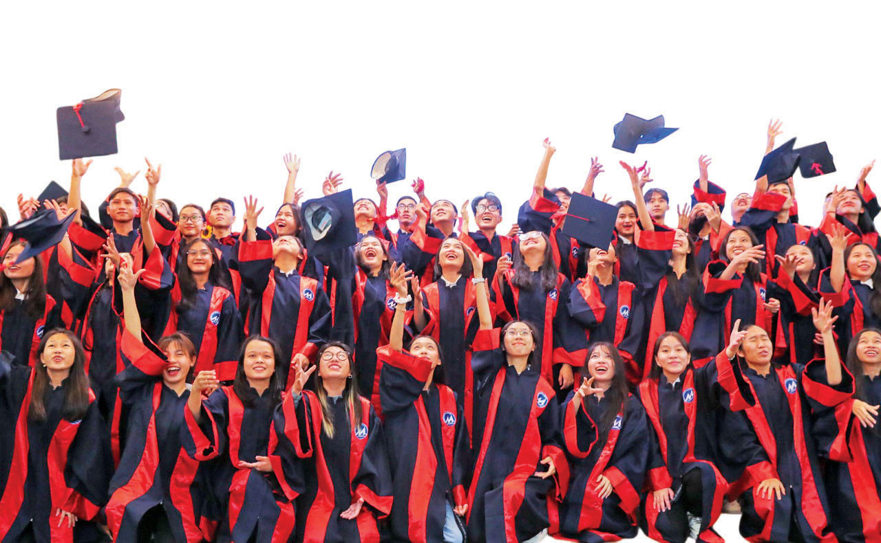 Tung nón thủ khoa- khoảnh khắc ấn tượng tại lễ vinh danh và trao học bổng Nâng bước thủ khoa 2024 ở đầu cầu TPHCM. Ảnh: Phạm Thọ Tung nón thủ khoa- khoảnh khắc ấn tượng tại lễ vinh danh và trao học bổng Nâng bước thủ khoa 2024 ở đầu cầu TPHCM. Ảnh: Phạm Thọ