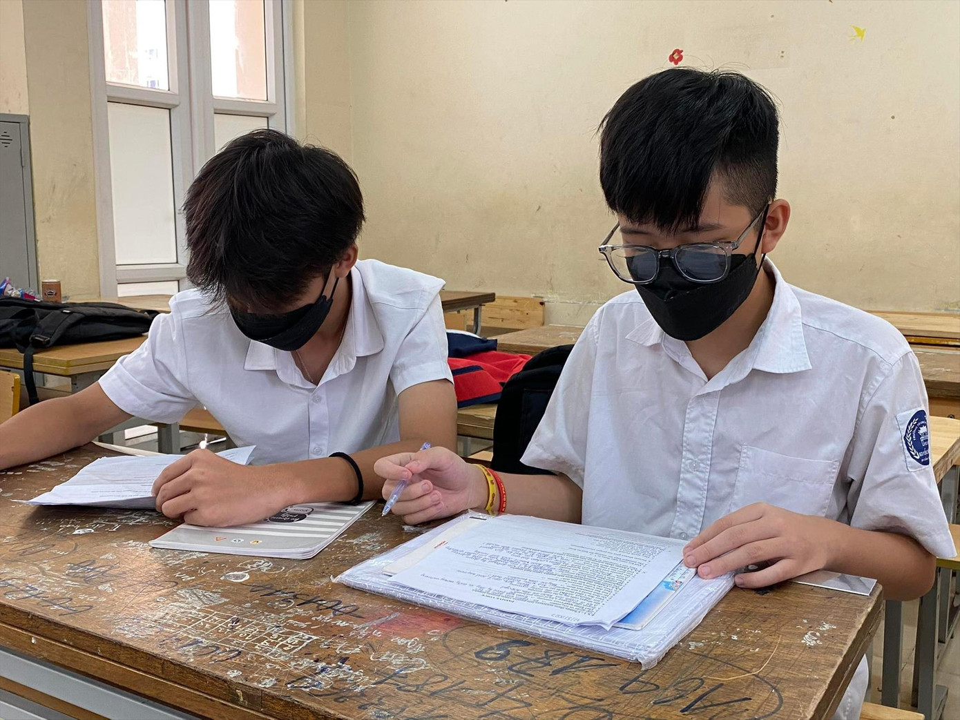 Thời điểm này, nhiều phụ huynh đã đi “rải” hồ sơ ở các trường tư thục để phòng phương án 2 Thời điểm này, nhiều phụ huynh đã đi “rải” hồ sơ ở các trường tư thục để phòng phương án 2