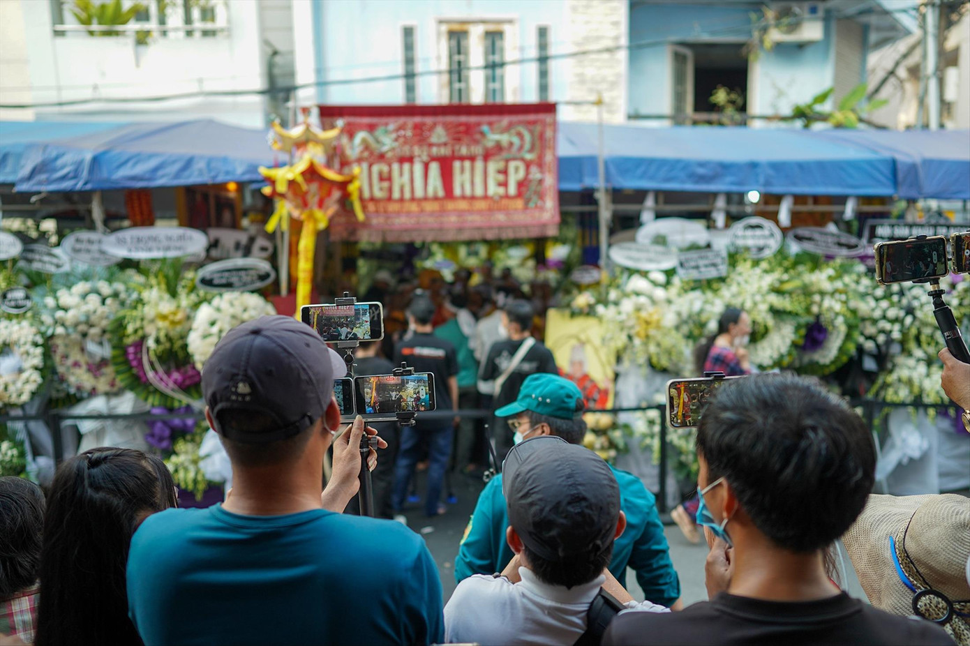 Nhiều người chen lấn để phát trực tiếp lễ tang nghệ sĩ cải lương Vũ Linh Ảnh: PHẠM NGUYỄN