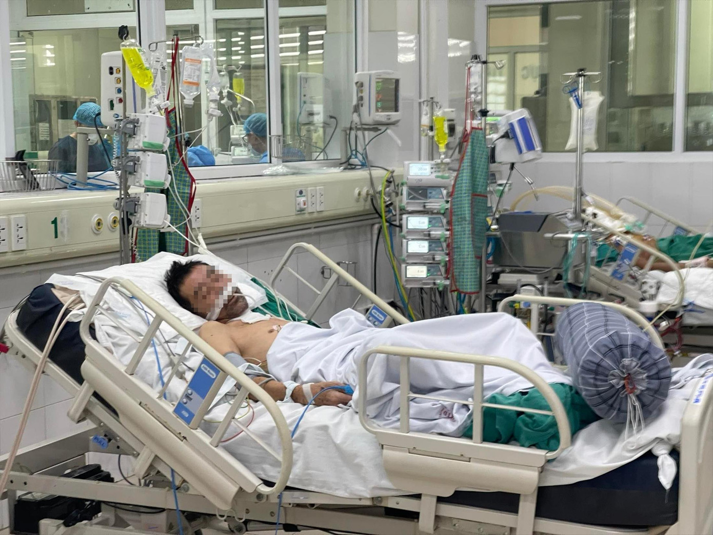 Điều trị bệnh nhân COVID-19 tại Hà Nội Ảnh: Thái Hà