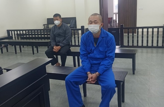 Cựu công an xã (phía sau) trả giá vì bảo kê sới bạc. (Nguồn: Lao Động)