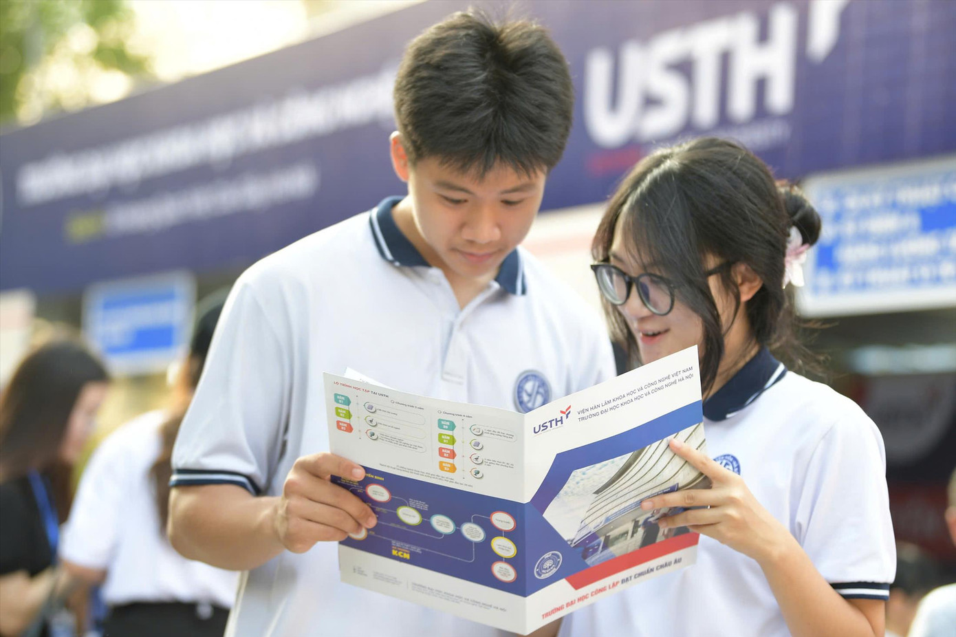 Thí sinh tìm hiểu thông tin tuyển sinh năm 2025. Ảnh: Dương Triều