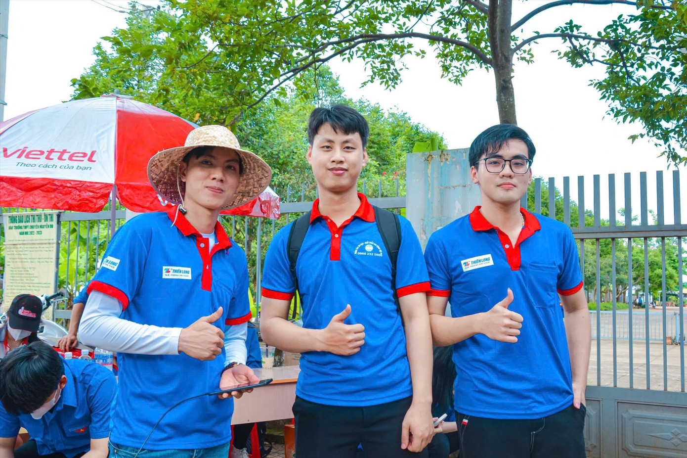 Hà Văn Tú (giữa) tham gia chương trình Tiếp sức mùa thi Hà Văn Tú (giữa) tham gia chương trình Tiếp sức mùa thi