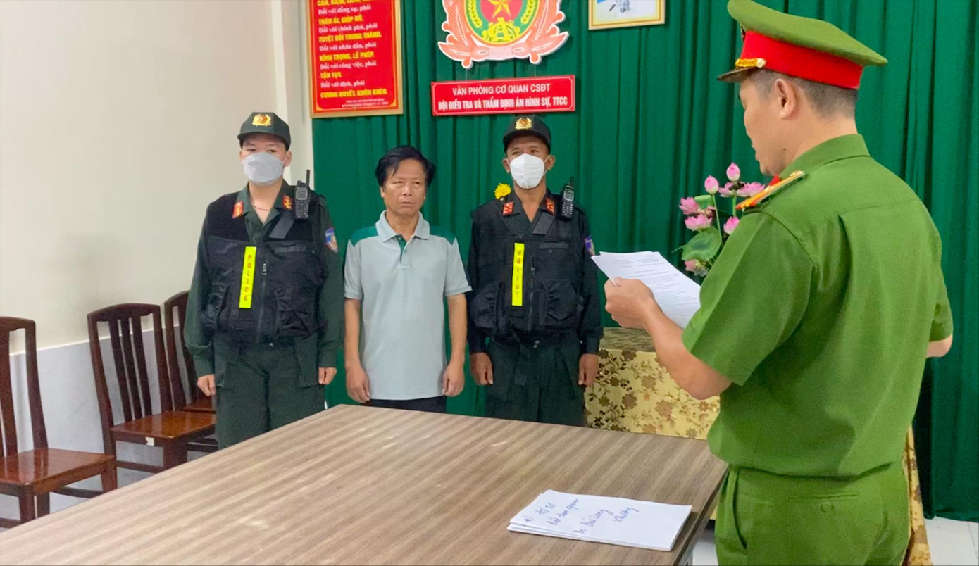 Công an tống đạt quyết định khởi tố bị can Hoàng Văn Duy - Giám đốc Chi cục Đăng kiểm số 9