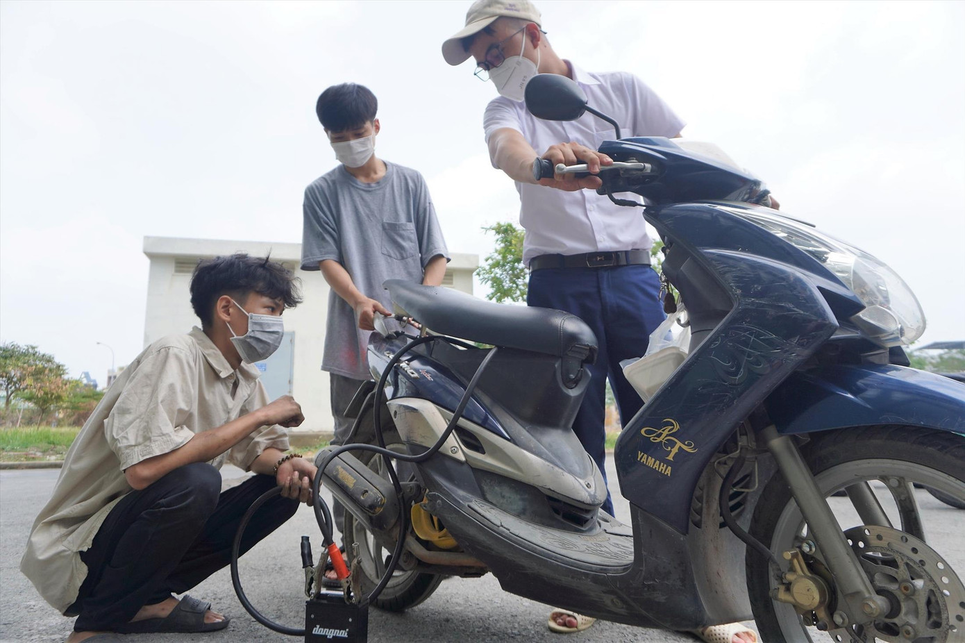 Trần Thiện Tín (sinh viên khoa Luật, ĐH Công nghệ TPHCM) đang bắt “bệnh” cho xe của một bạn sinh viên ở Ký túc xá ĐHQG TPHCM. Ảnh: Quỳnh Trâm Trần Thiện Tín (sinh viên khoa Luật, ĐH Công nghệ TPHCM) đang bắt “bệnh” cho xe của một bạn sinh viên ở Ký túc xá ĐHQG TPHCM. Ảnh: Quỳnh Trâm