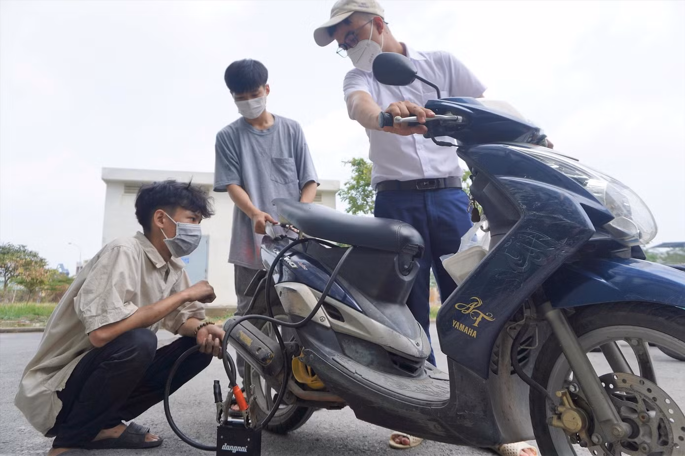Trần Thiện Tín (sinh viên khoa Luật, ĐH Công nghệ TPHCM) đang bắt “bệnh” cho xe của một bạn sinh viên ở Ký túc xá ĐHQG TPHCM. Ảnh: Quỳnh Trâm