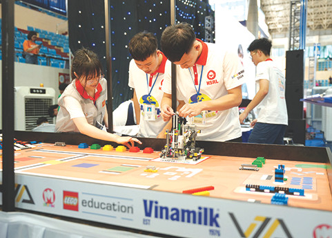 Các thí sinh hào hứng tranh tài, chinh phục thử thách tại cuộc thi Robotacon WRO 2024