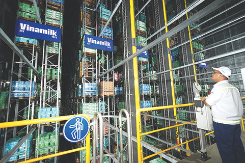 Kho thông minh của nhà máy Vinamilk được vận hành tự động bởi robot theo sự điều khiển của máy chủ