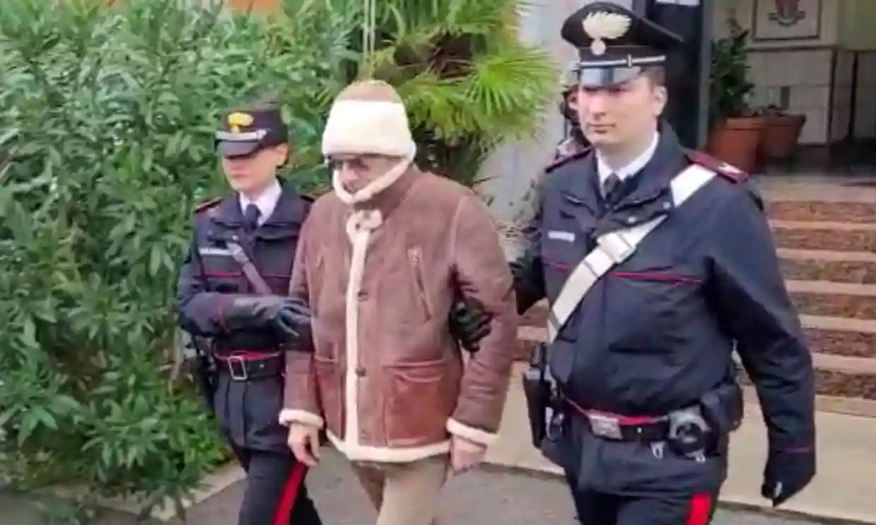 Matteo Messina Denaro được hộ tống sau khi y bị bắt ở Palermo, ngày 16 tháng 1 năm 2023 Matteo Messina Denaro được hộ tống sau khi y bị bắt ở Palermo, ngày 16 tháng 1 năm 2023