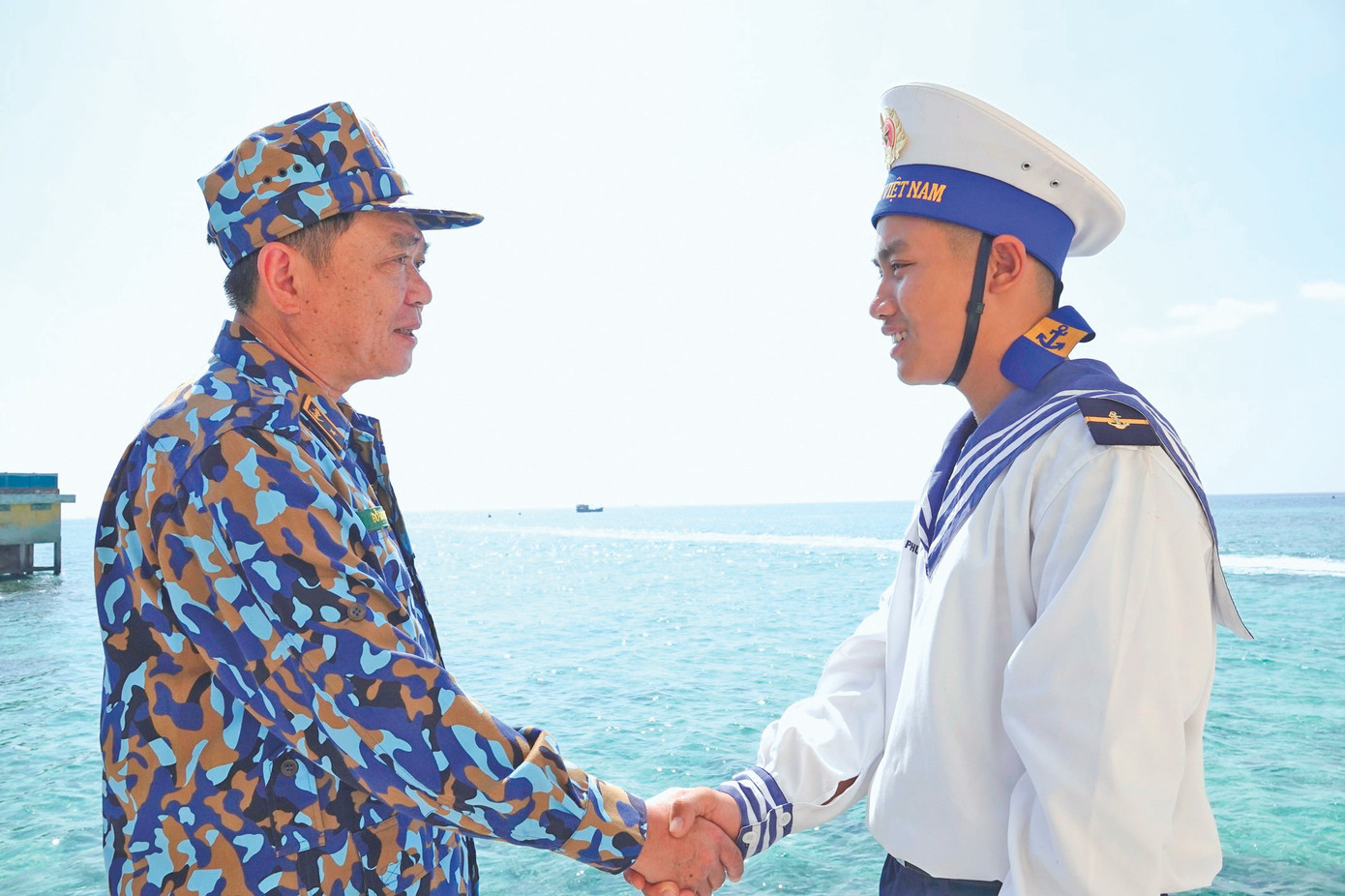 Chuẩn Đô đốc Đỗ Minh Thái - nguyên Phó Tham mưu trưởng Hải quân truyền lửa bảo vệ Tổ quốc cho chiến sĩ Trường Sa, tháng 4/2023.