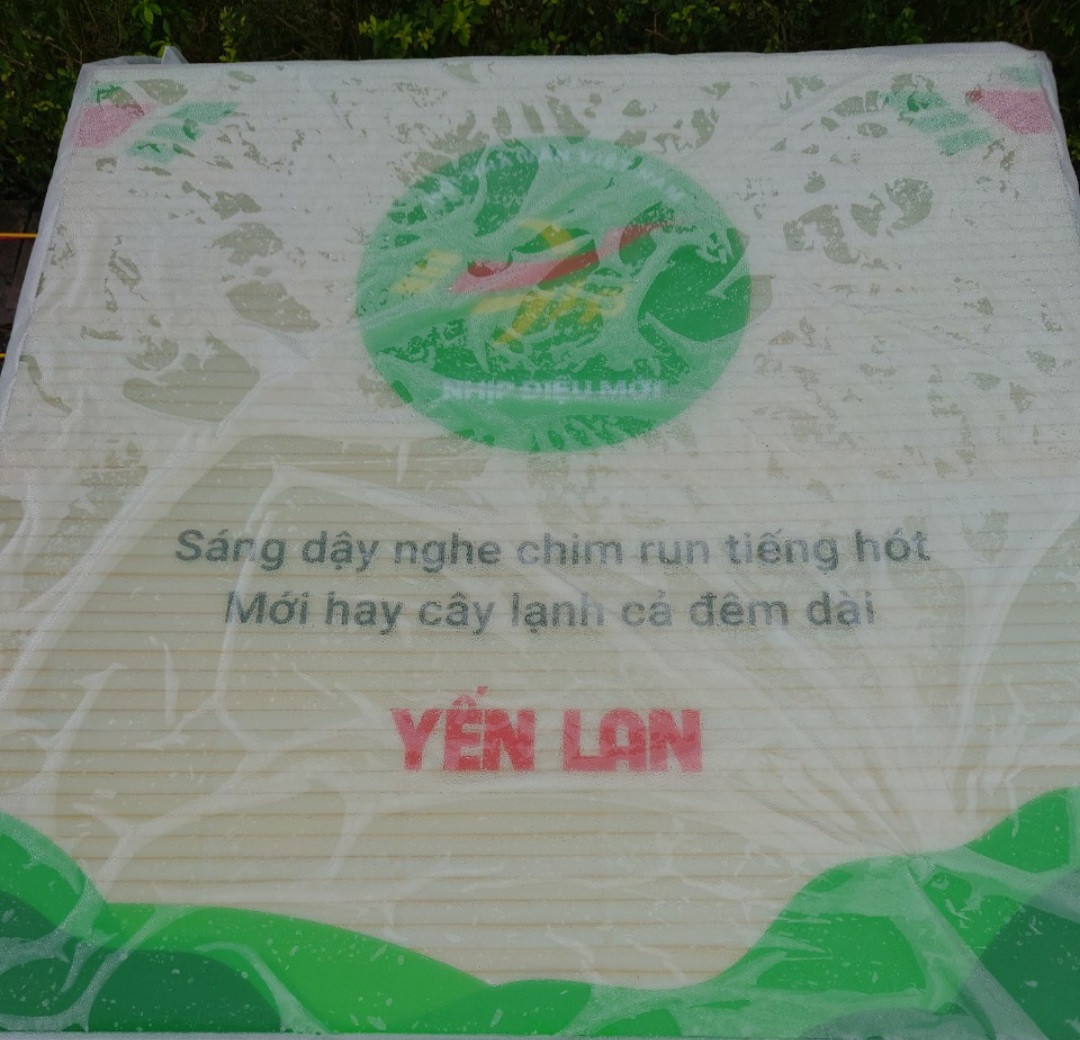 Một câu thơ trên “Đường thơ” Ảnh: BTCCC