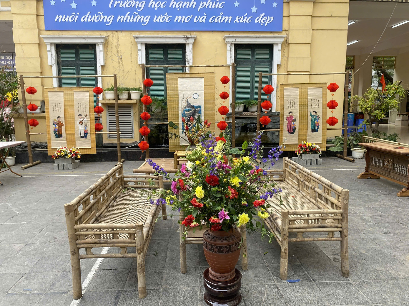 Không gian Tết xưa được họa sĩ Từ Ninh và ê-kip tái hiện tại Trường THCS Trưng Vương, Hà Nội