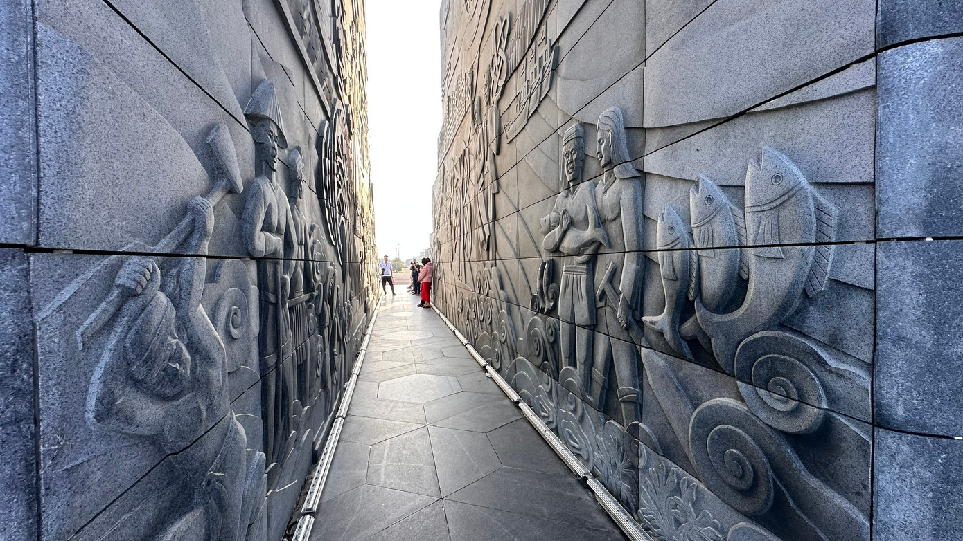 Phù điêu khổng lồ ở hai mặt trong của tháp Nghinh Phong. Ảnh: Như Ý Phù điêu khổng lồ ở hai mặt trong của tháp Nghinh Phong. Ảnh: Như Ý