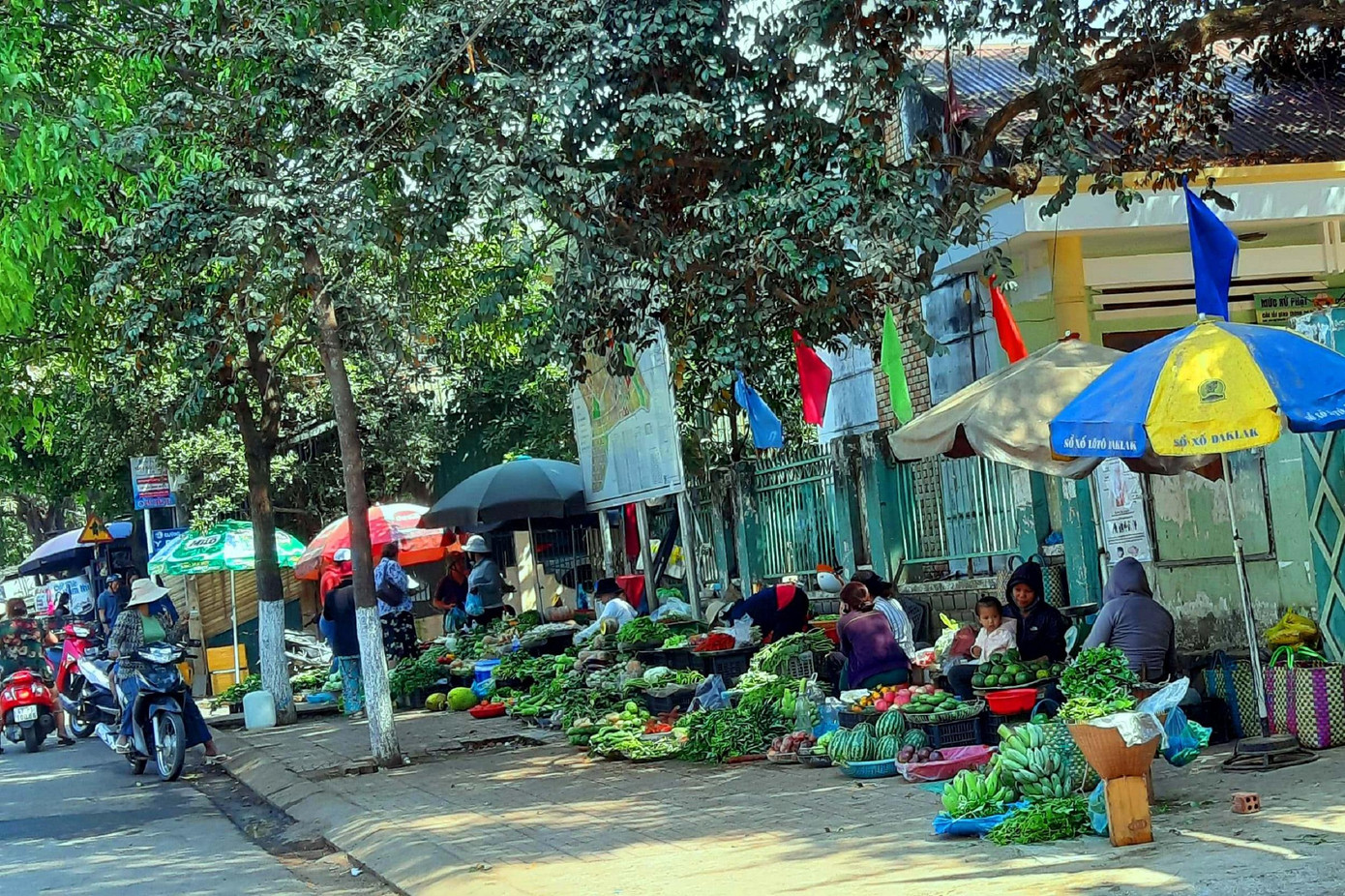 Một góc chợ đồng bào trên địa bàn thành phố Buôn Ma Thuột