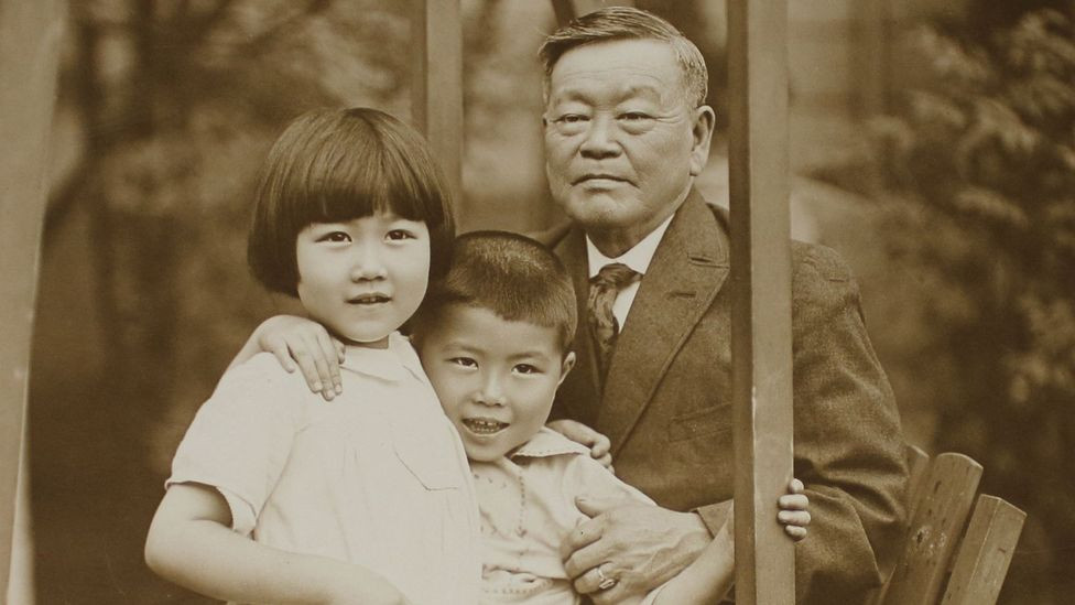 Ông Kanaye Nagasawa cùng các cháu