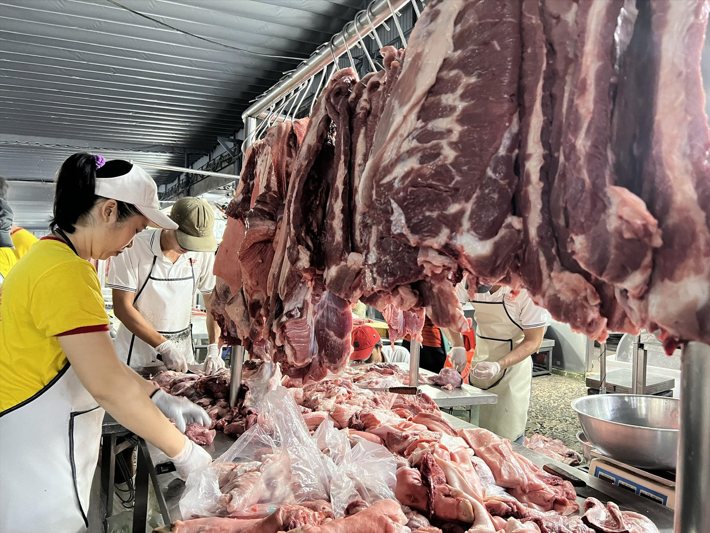 Thịt heo tăng giá khiến sức mua thêm ảm đạm Ảnh:U.P