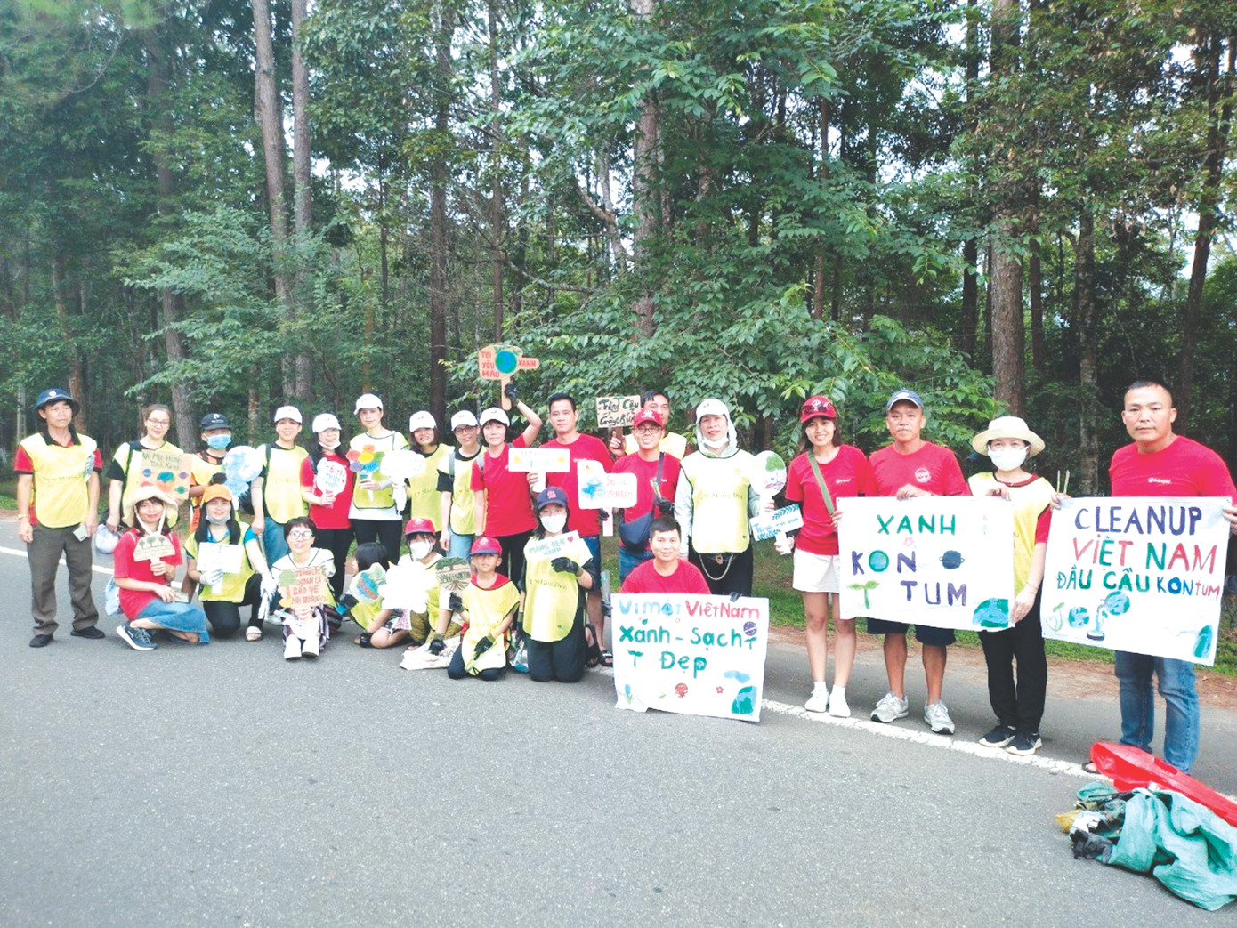 Khẩu hiệu trong chiến dịch nhặt rác ở huyện Tu Mơ Rông