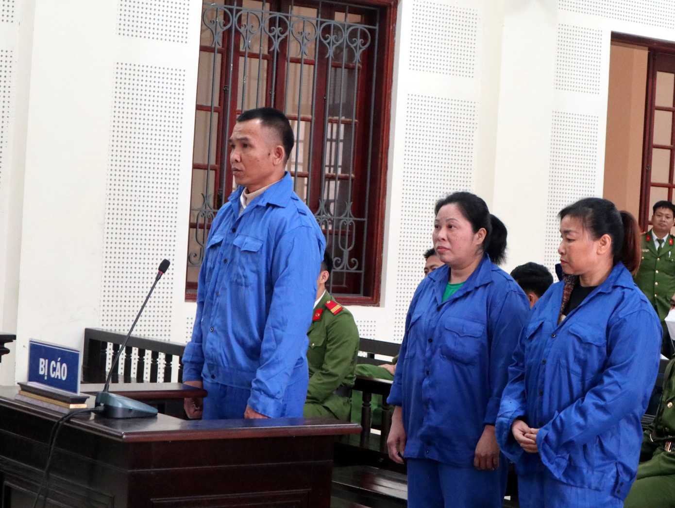 Đậu Thị Hoan (1971), Moong Văn Thạch (1977), cùng trú xã Chiêu Lưu, huyện Kỳ Sơn và Lộc Thị May (1975, trú xã Hữu Kiệm, huyện Kỳ Sơn, Nghệ An) bị TAND tỉnh Nghệ An xét xử về tội “Mua bán người”. Đậu Thị Hoan (1971), Moong Văn Thạch (1977), cùng trú xã Chiêu Lưu, huyện Kỳ Sơn và Lộc Thị May (1975, trú xã Hữu Kiệm, huyện Kỳ Sơn, Nghệ An) bị TAND tỉnh Nghệ An xét xử về tội “Mua bán người”.