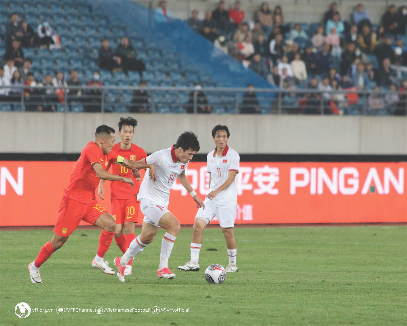 ĐT Việt Nam bộc lộ nhiều hạn chế trong trận thua Trung Quốc. Ảnh: Anh Đoàn