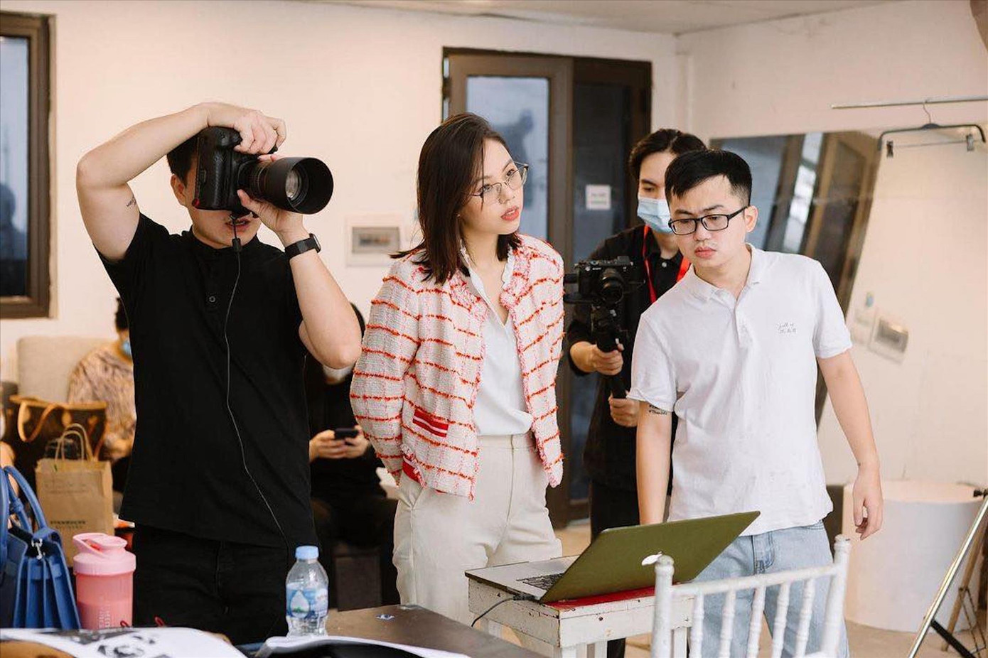 Chị Nguyễn Hồng Nhung (thứ hai từ trái sang) - Giám đốc sáng tạo, Cty truyền thông Cready Creative cùng ekip sáng tạo nội dung.