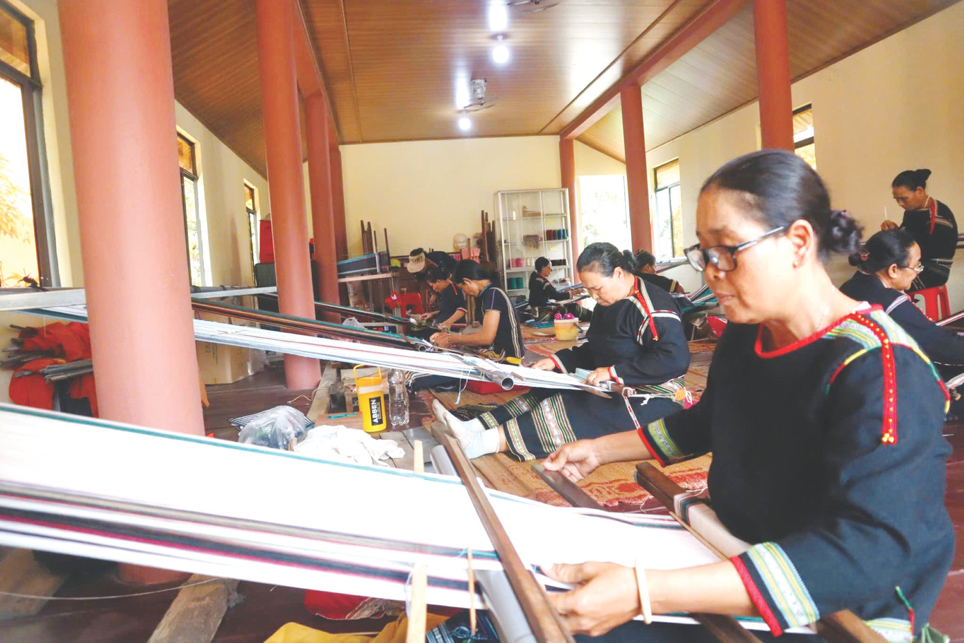 Nghề dệt thổ cẩm truyền thống rất được phụ nữ Êđê yêu thích, lựa chọn